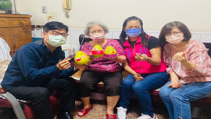 高市府全力讓長輩受最好照顧　市長陳其邁探訪獨居長輩　中秋佳節親送祝福